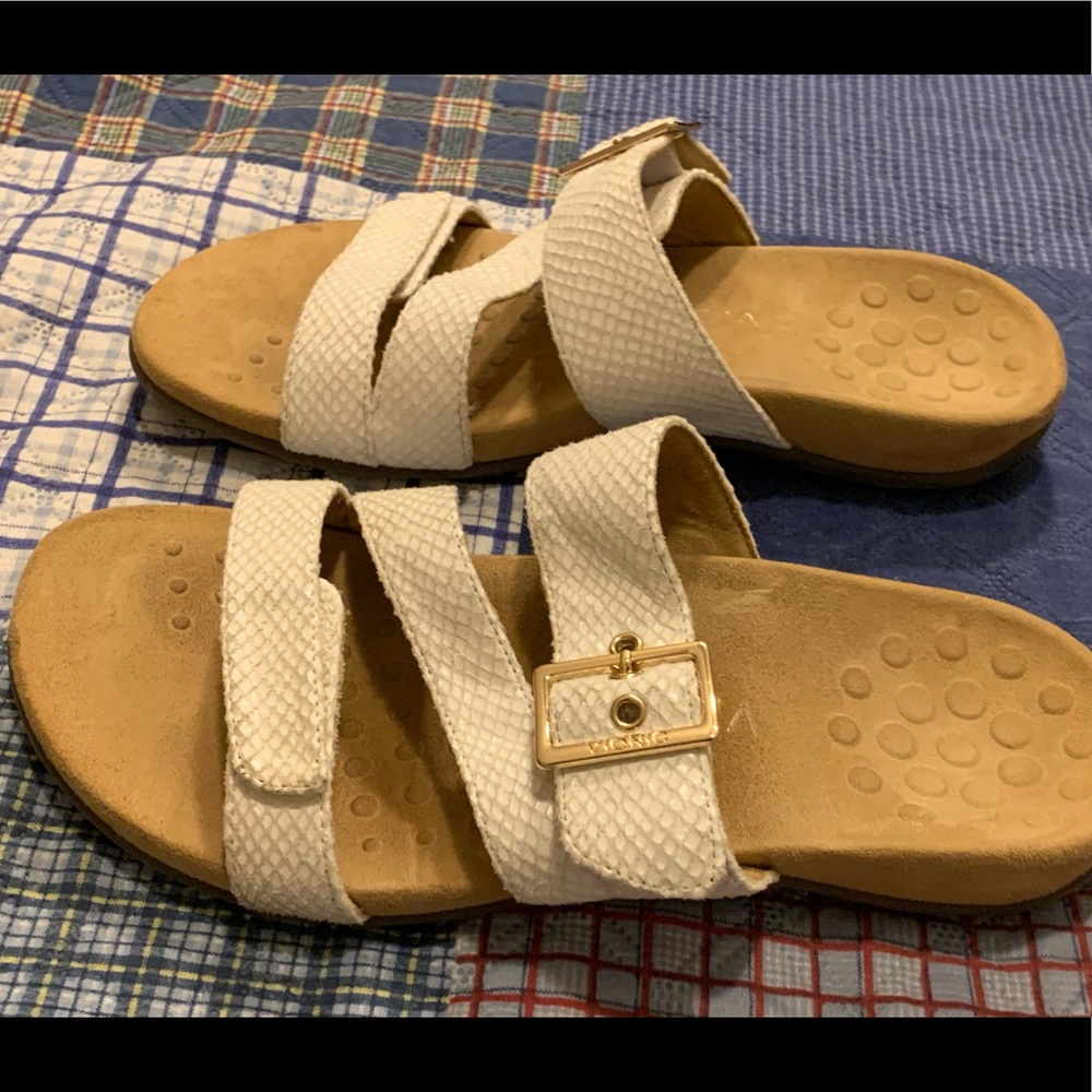 Vionic Skylar White Snake size 9 wide.